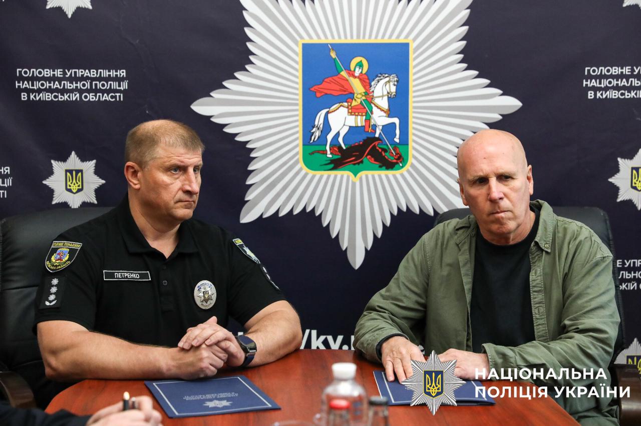 На фотографії зображено укладення меморандуму між поліцією Київщини та громадською організацією «Sidus Vitae».