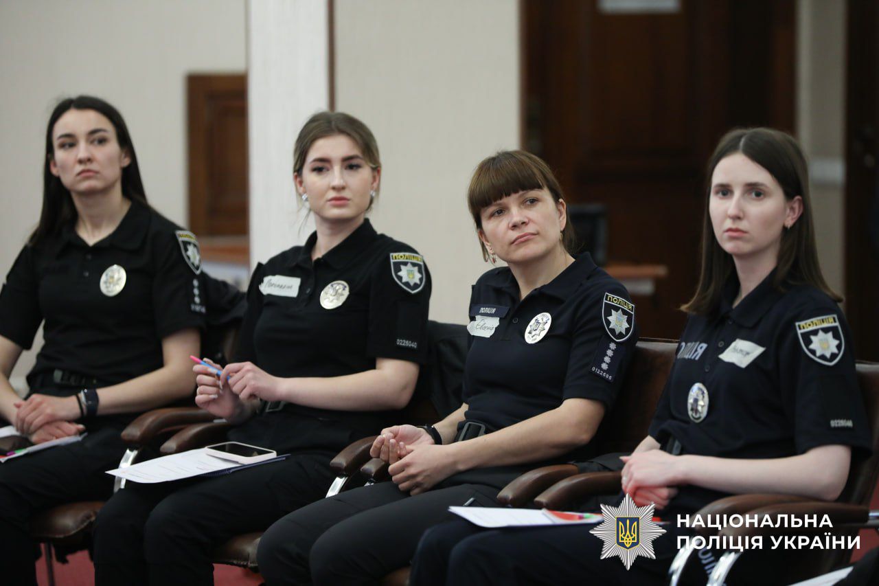 На фотографії зображено тренінг із першої психологічної допомоги у столиці, який пройшли поліцейські Київщини.