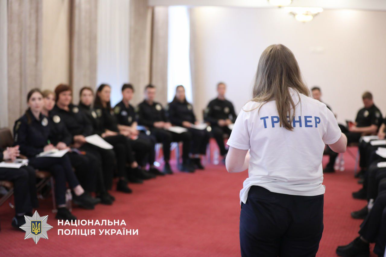 На фотографії зображено тренінг із першої психологічної допомоги у столиці, який пройшли поліцейські Київщини.