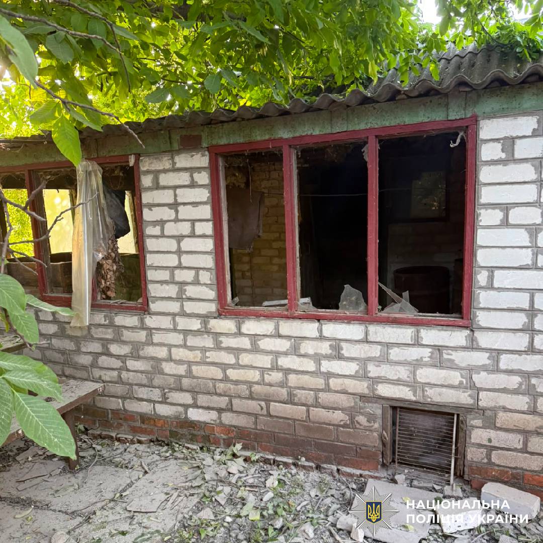 На фото зображено наслідки ворожого обстрілу