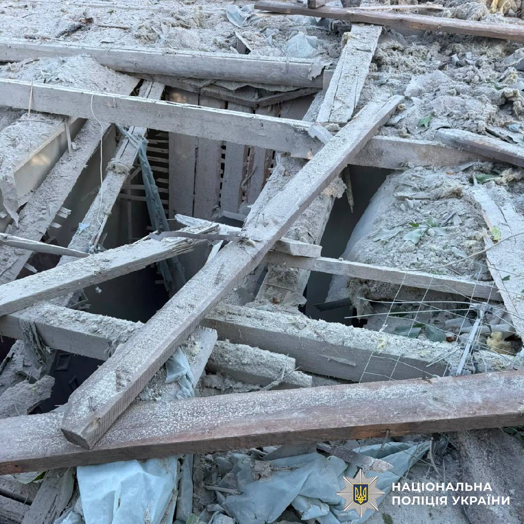 На фото зображено наслідки ворожого обстрілу