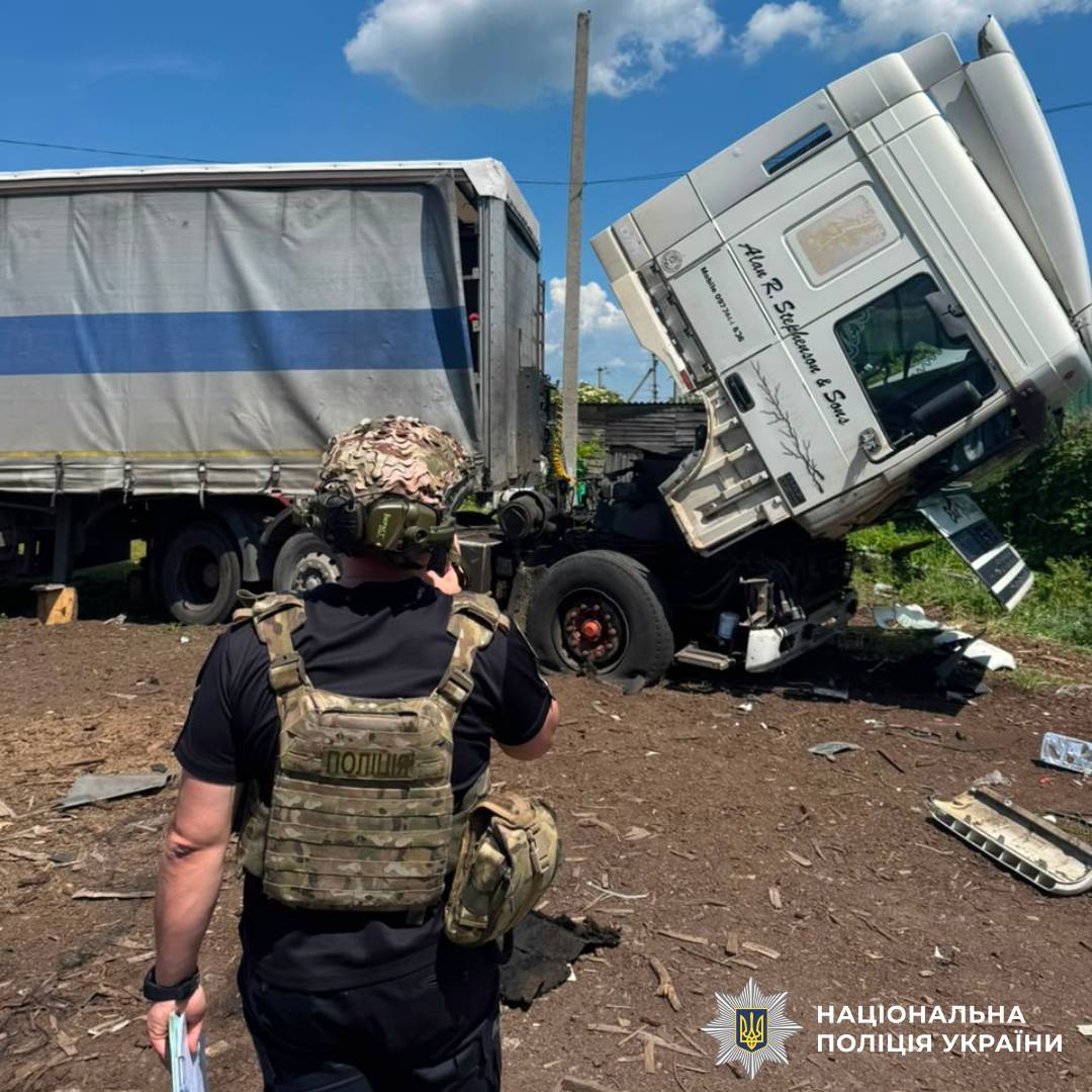 На фото зображені наслідки ворожого обстрілу
