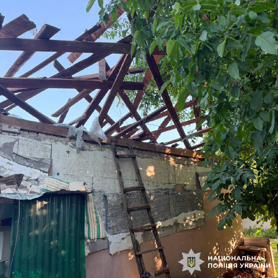 На фото зображено наслідки ворожого обстрілу