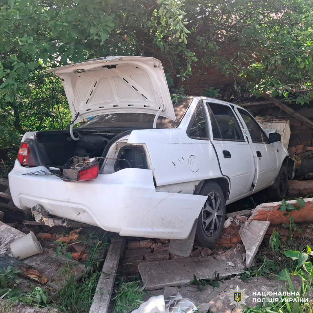 Нетверезий водій в’їхав у паркан і господарську споруду: у Берестині слідчі розслідують ДТП з постраждалими