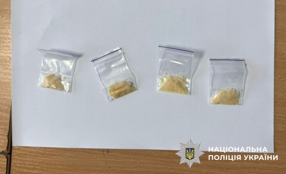 На фото зображені наркотичні речовини
