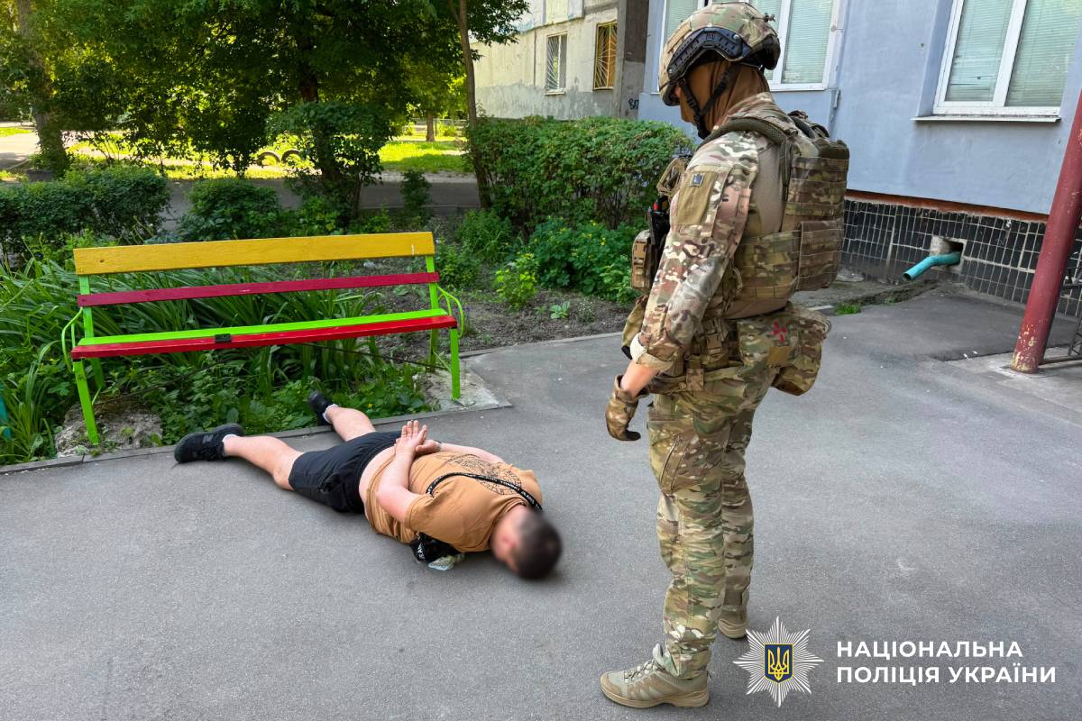 «Квиток» за кордон за 3200 доларів: на Харківщині поліцейські затримали чоловіка, який організовував незаконне переправлення осіб через державний кордон України