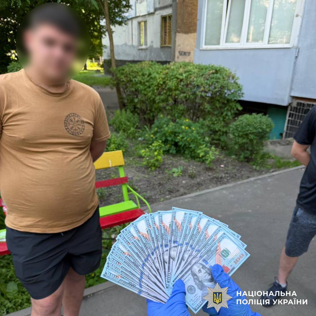 «Квиток» за кордон за 3200 доларів: на Харківщині поліцейські затримали чоловіка, який організовував незаконне переправлення осіб через державний кордон України