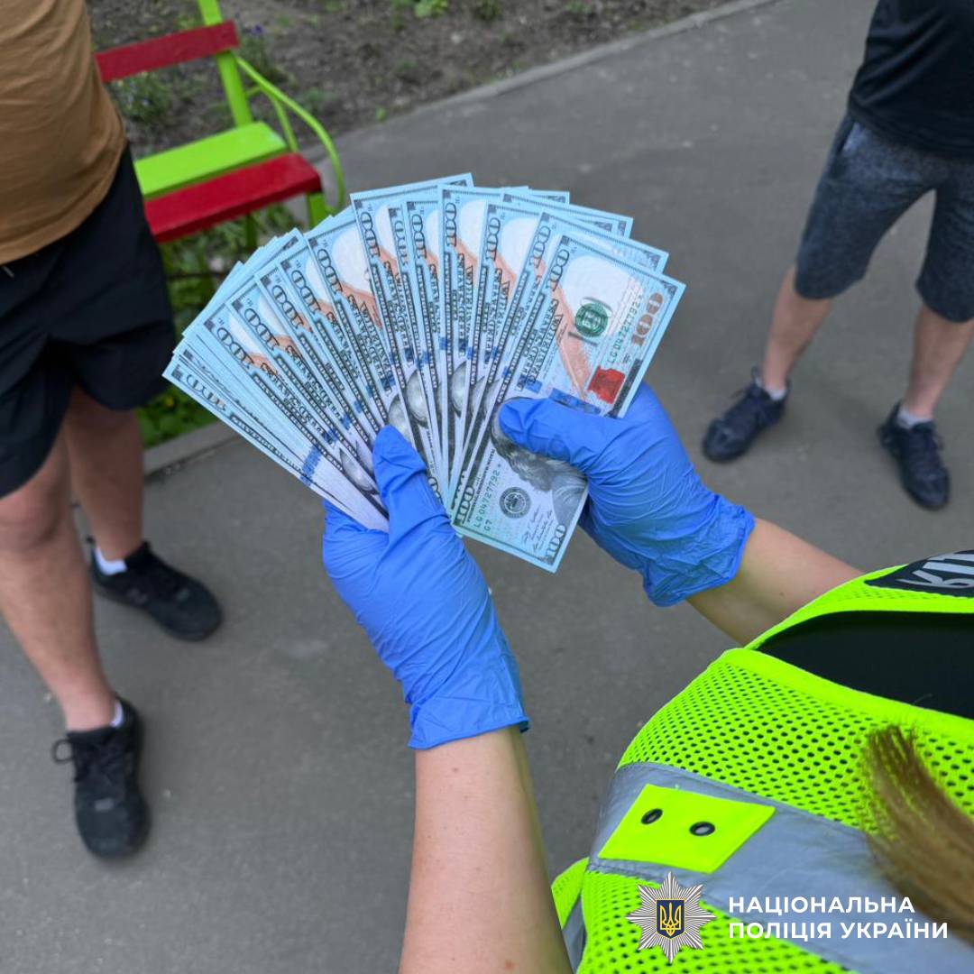 «Квиток» за кордон за 3200 доларів: на Харківщині поліцейські затримали чоловіка, який організовував незаконне переправлення осіб через державний кордон України