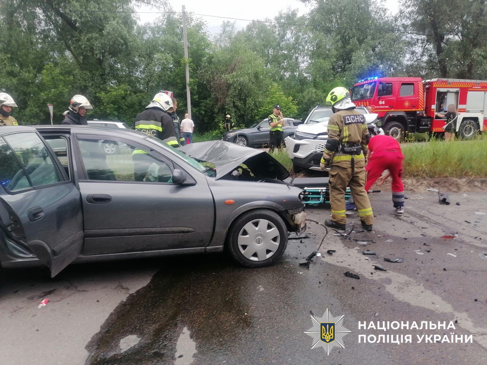 Фото з місця ДТП, де працюють правоохоронці,, ДСНС та медики.