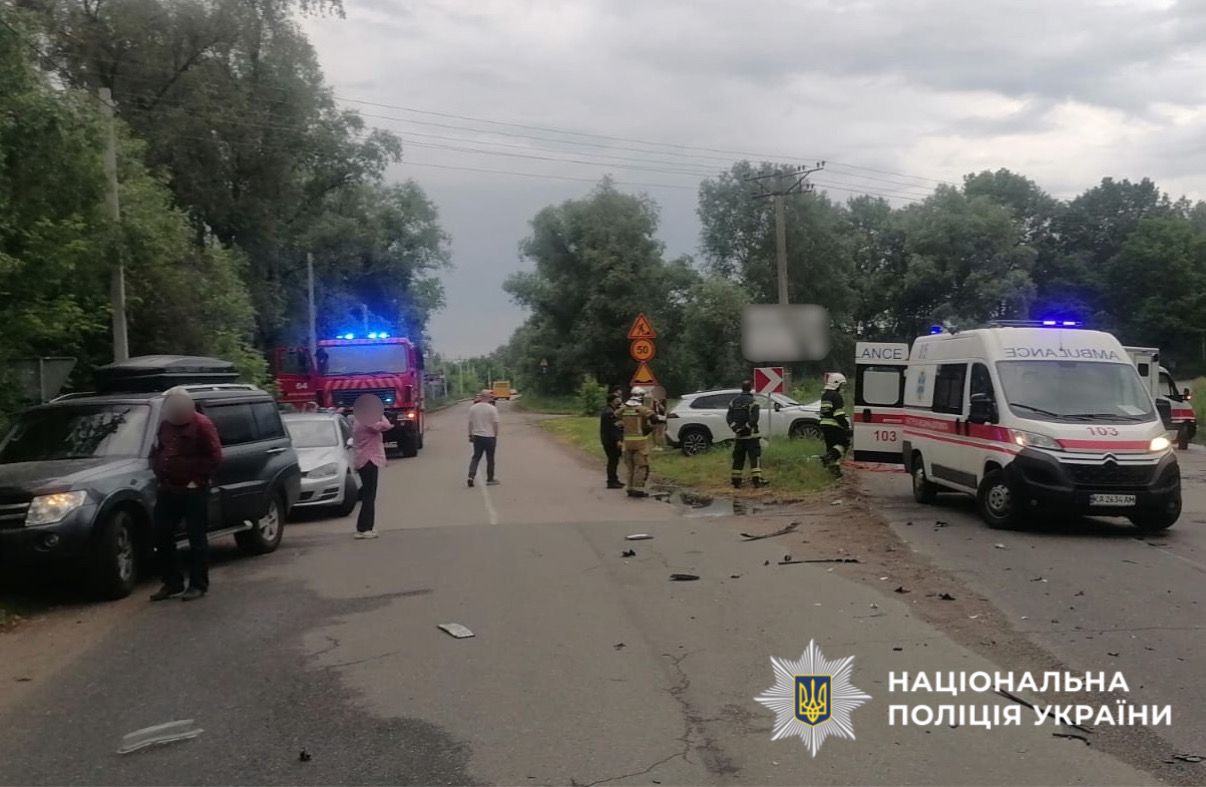 Фото з місця ДТП, де працюють правоохоронці та медики.