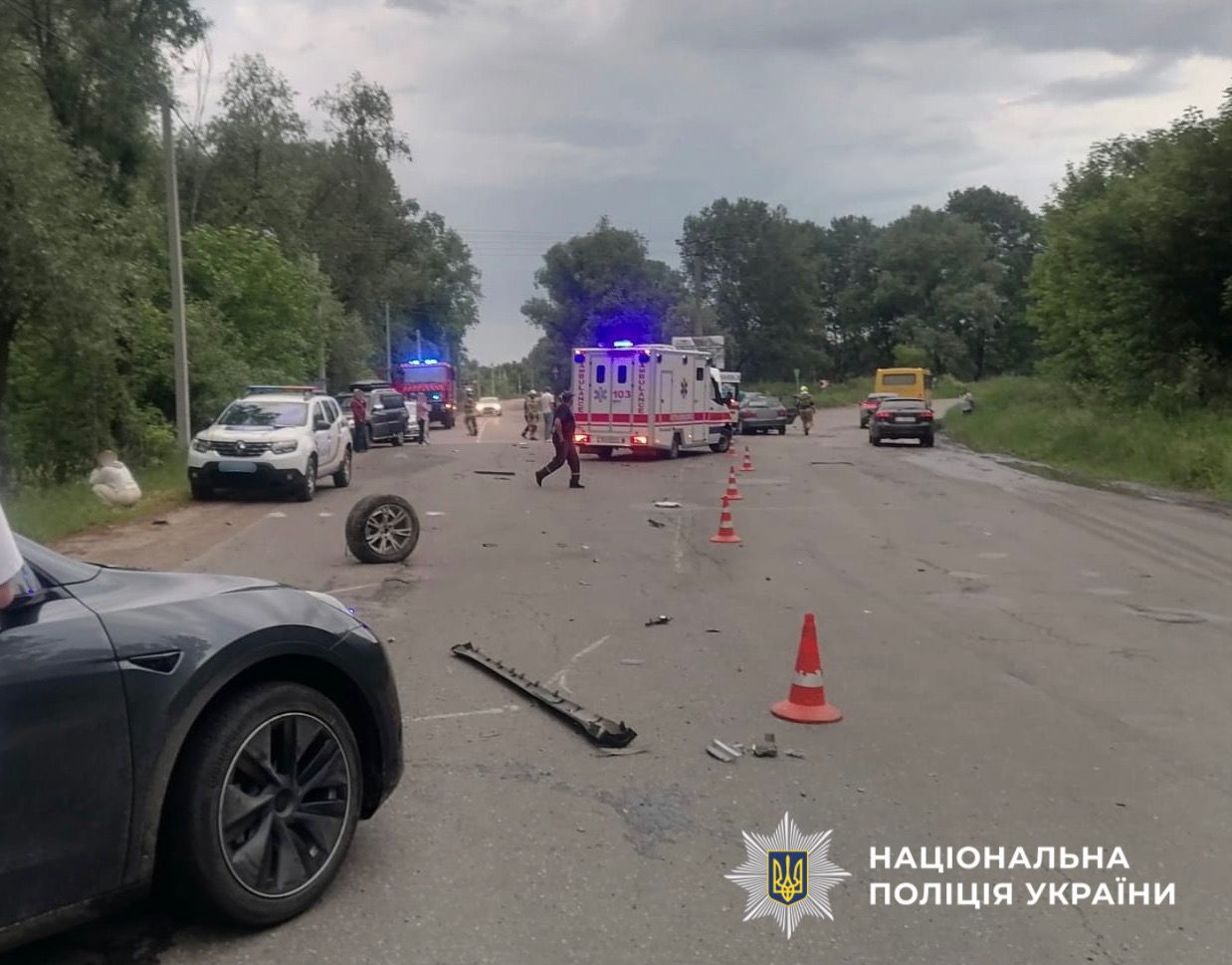 Фото з місця ДТП, де працюють правоохоронці та медики.