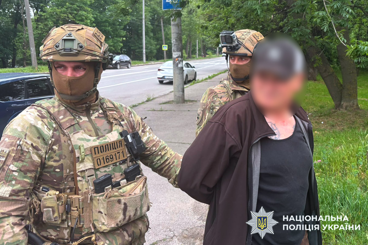 Бізнес на наркозалежності: у Хмельницькому поліцейські викрили двох чоловіків за підозрою у продажі метадону, який призначався для замісної терапії наркозалежних