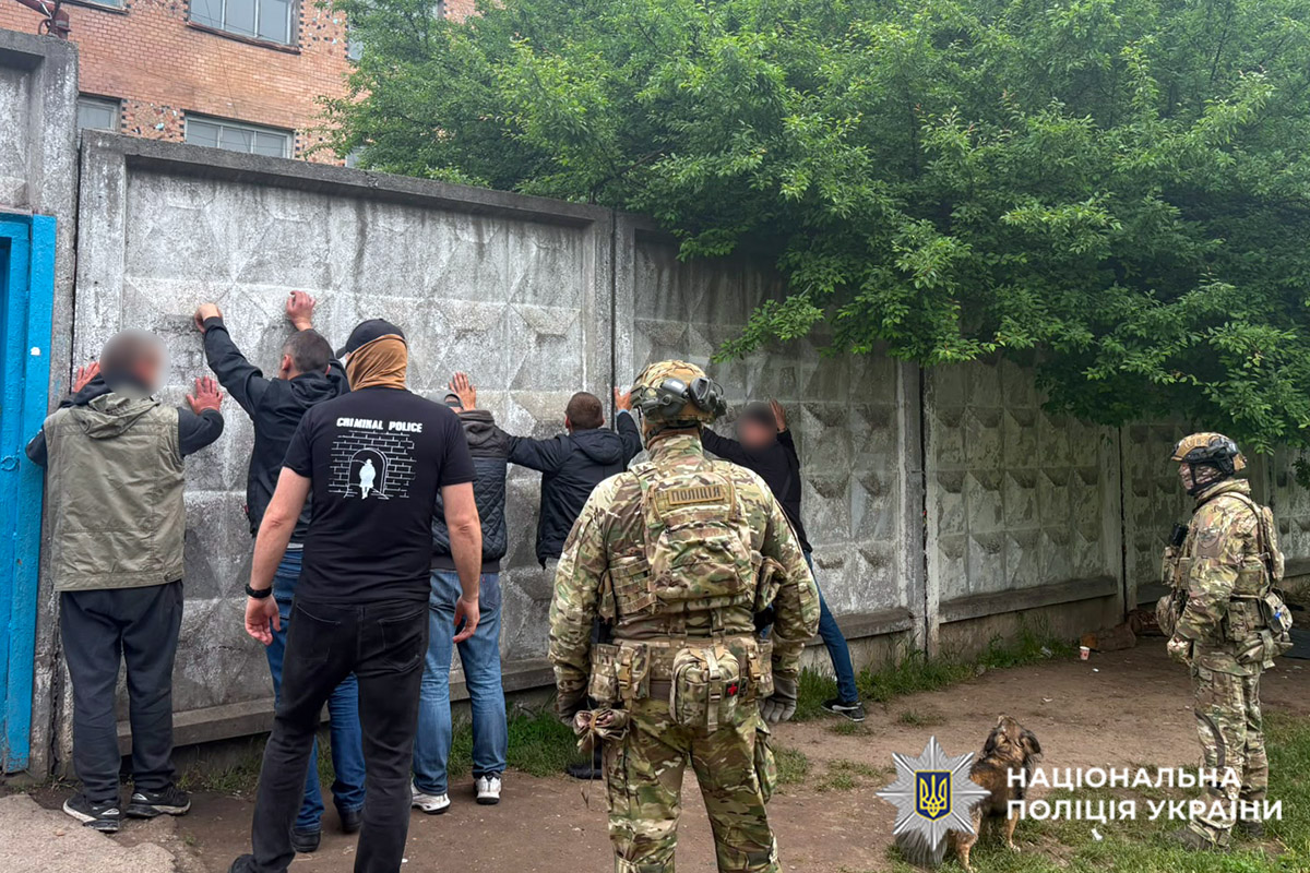 Бізнес на наркозалежності: у Хмельницькому поліцейські викрили двох чоловіків за підозрою у продажі метадону, який призначався для замісної терапії наркозалежних