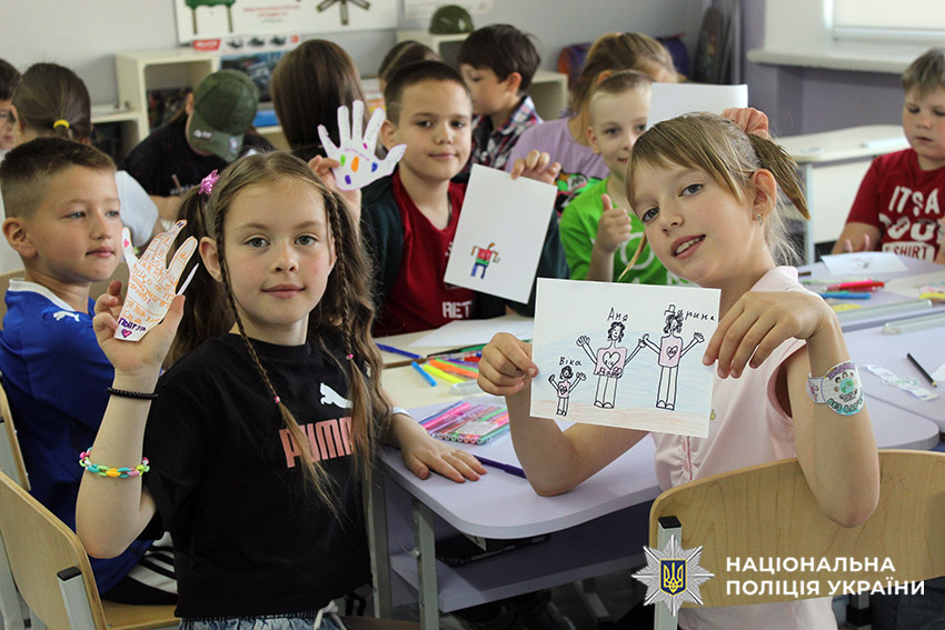 Урок дружби з поліцейськими: у Нетішині діти відкривали світ толерантності з аудіокнигою МВС «Голоси дитинства»