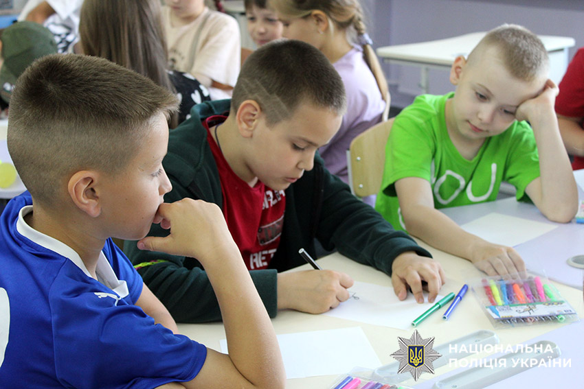 Урок дружби з поліцейськими: у Нетішині діти відкривали світ толерантності з аудіокнигою МВС «Голоси дитинства»