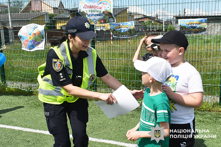 Мандрівка в країну Безпеки: у Шепетівці поліцейські організували для дітей безпековий квест