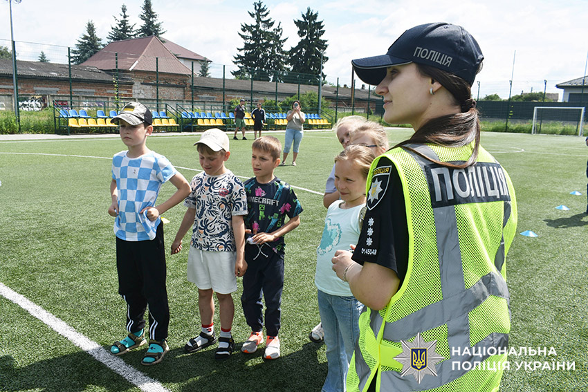 Мандрівка в країну Безпеки: у Шепетівці поліцейські організували для дітей безпековий квест