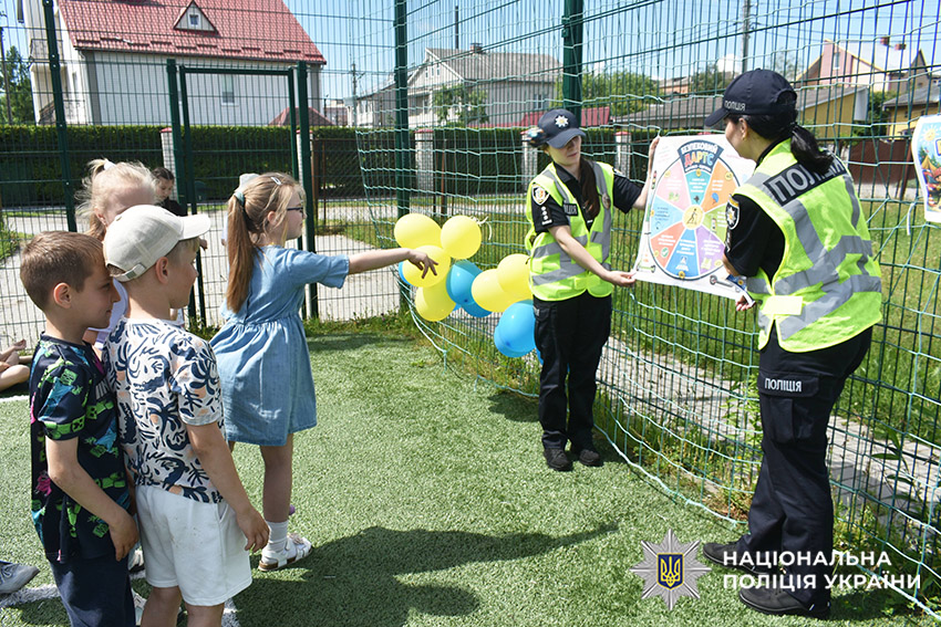 Мандрівка в країну Безпеки: у Шепетівці поліцейські організували для дітей безпековий квест