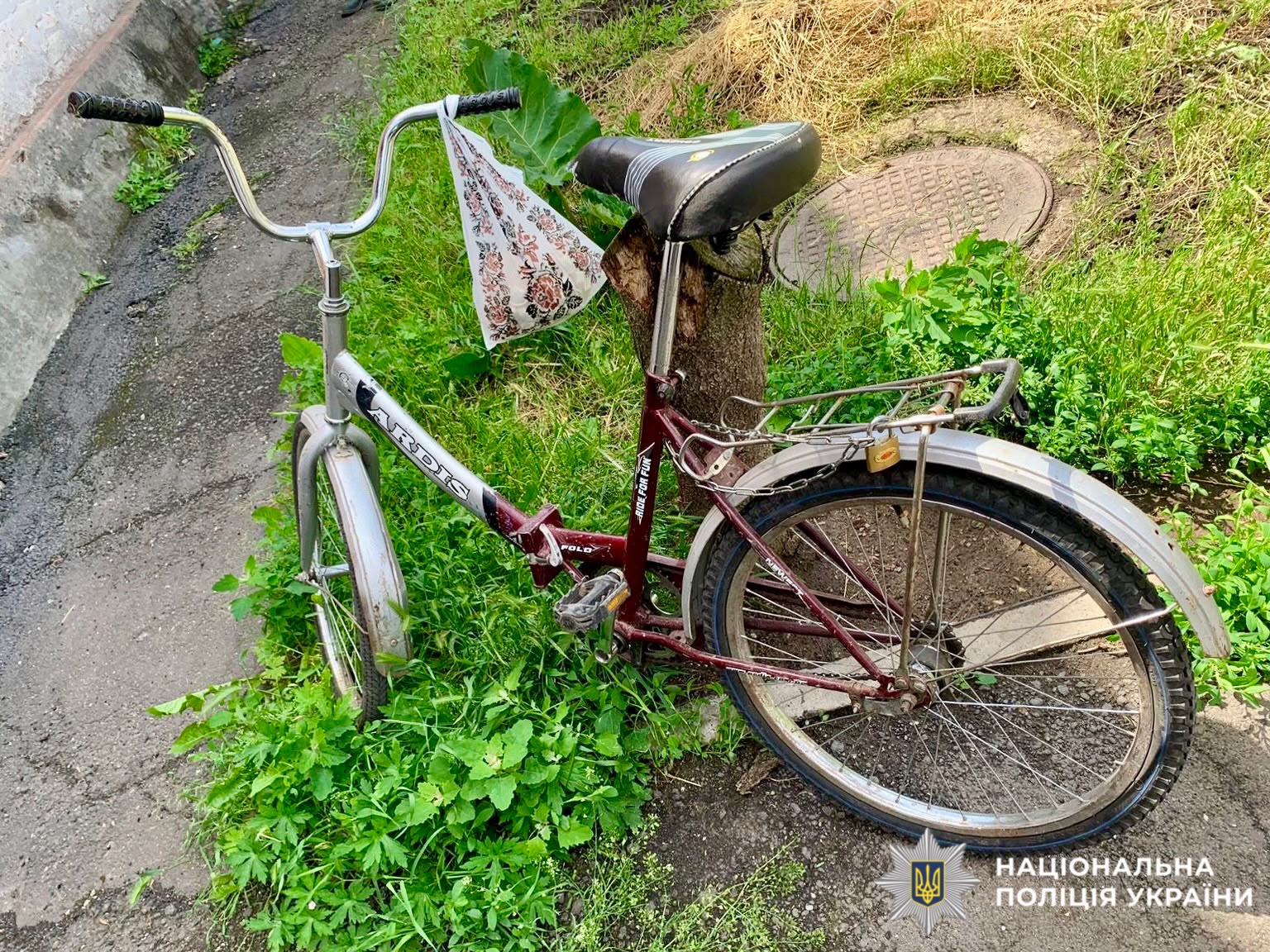 На фотографії зображено велосипед, який є учасником ДТП.