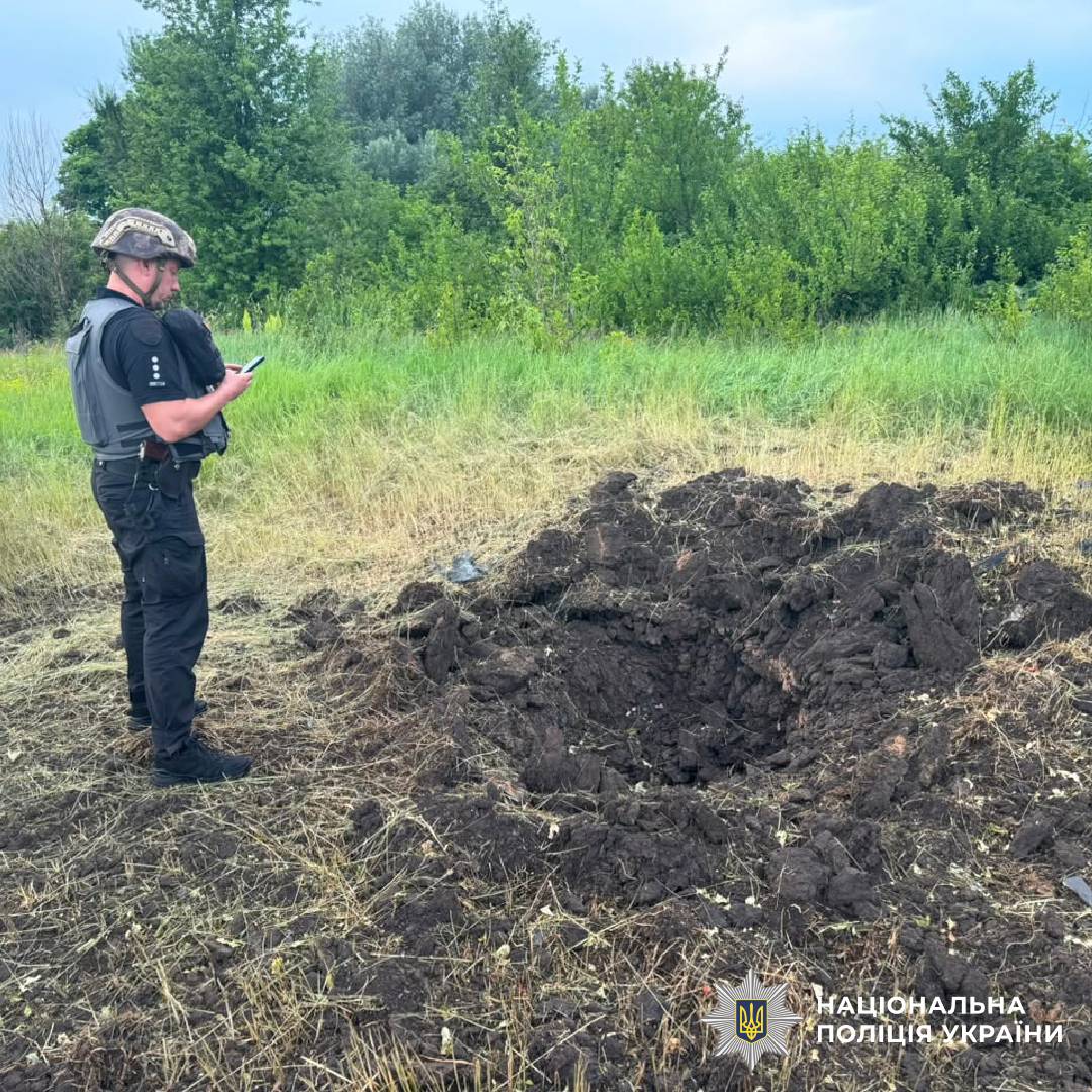 На фото зображено наслідки ворожого обстрілу