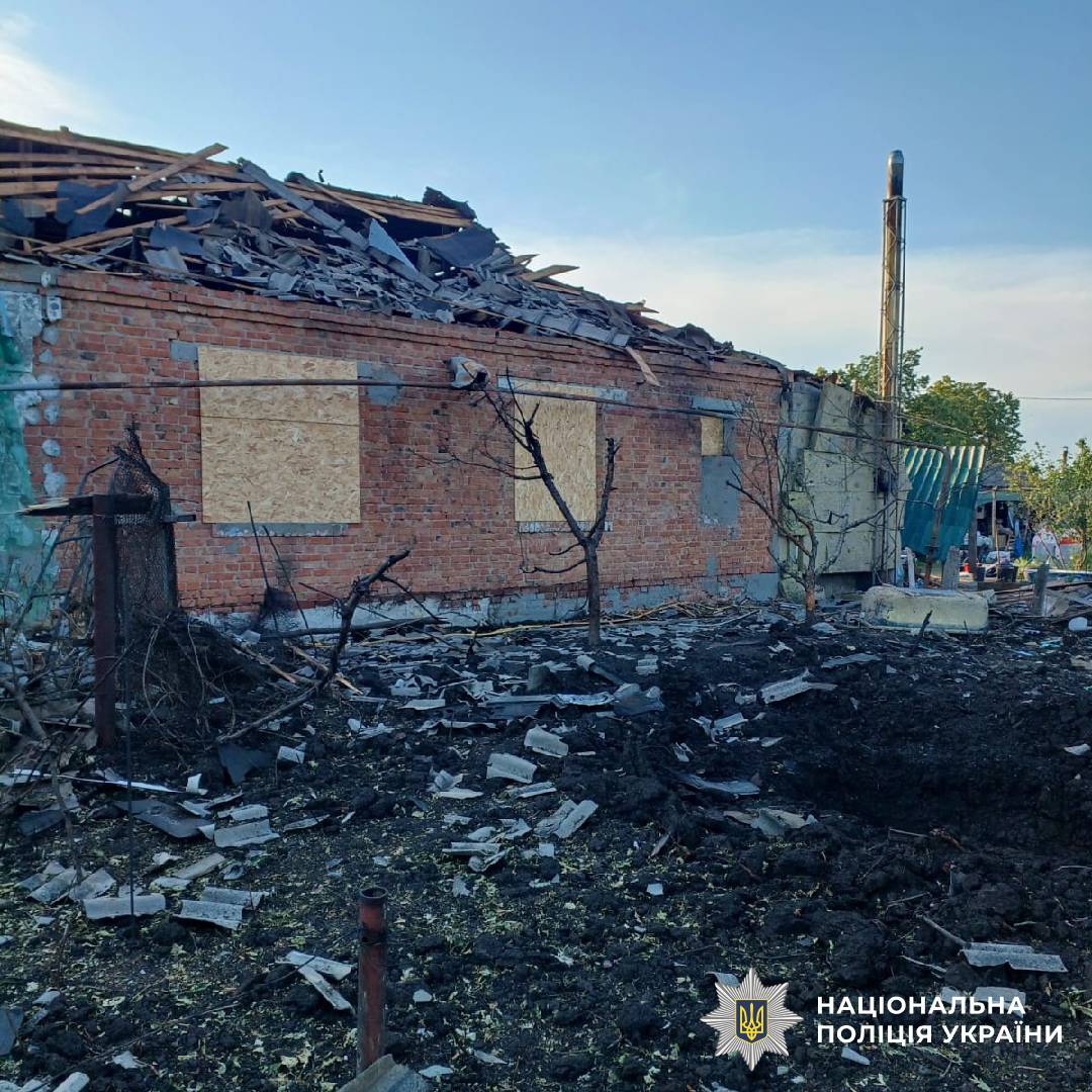 На фото зображено наслідки ворожого обстрілу