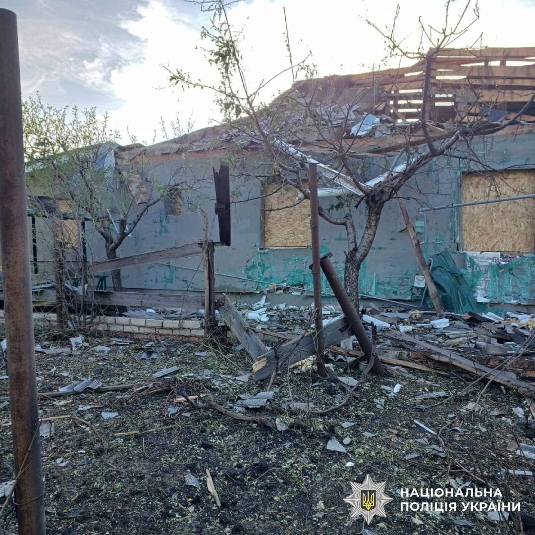 На фото зображено наслідки ворожого обстрілу