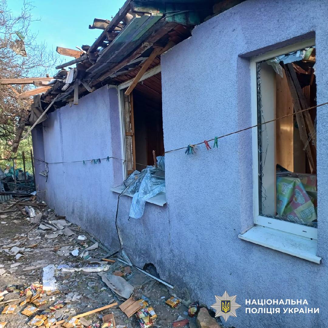 На фото зображено наслідки ворожого обстрілу