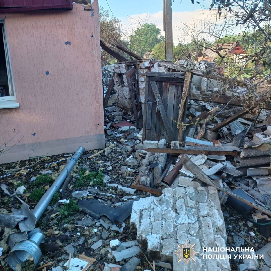 На фото зображено наслідки ворожого обстрілу