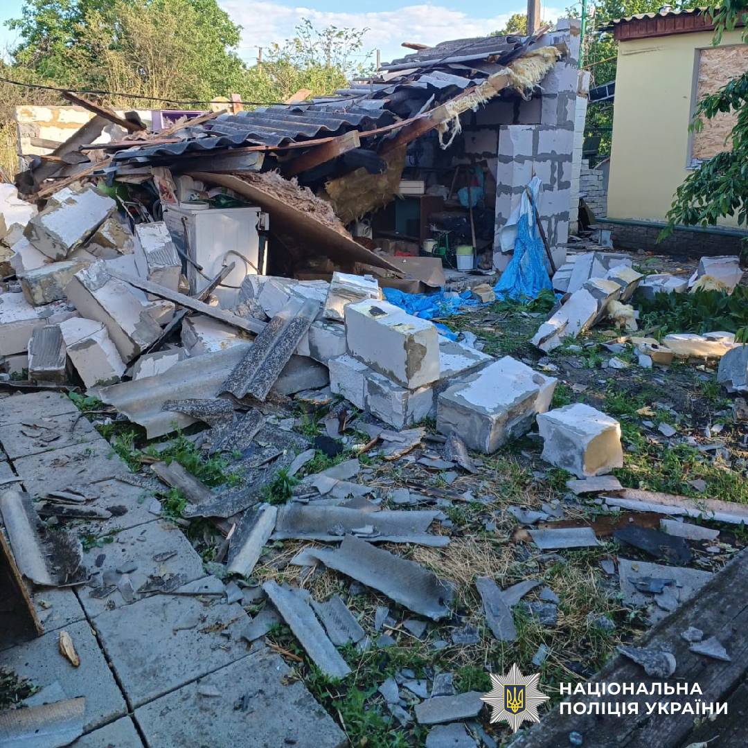 На фото зображено наслідки ворожого обстрілу