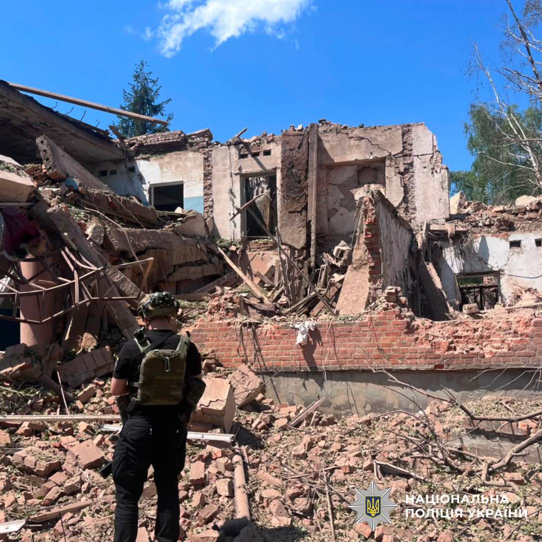 На фото зображено наслідки ворожого обстрілу