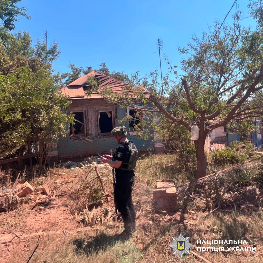 На фото зображено наслідки ворожого обстрілу