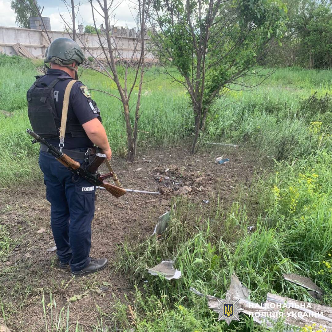 На фото зображено наслідки ворожого обстрілу