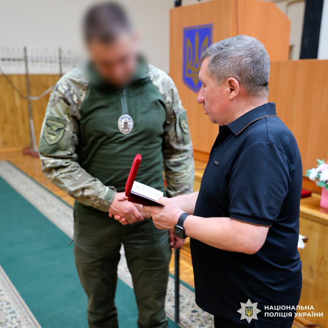 Поліцейські стрілецького батальйону Харківщини отримали відзнаки від профспілки Національної поліції України