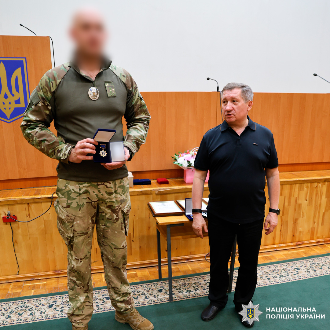 Поліцейські стрілецького батальйону Харківщини отримали відзнаки від профспілки Національної поліції України