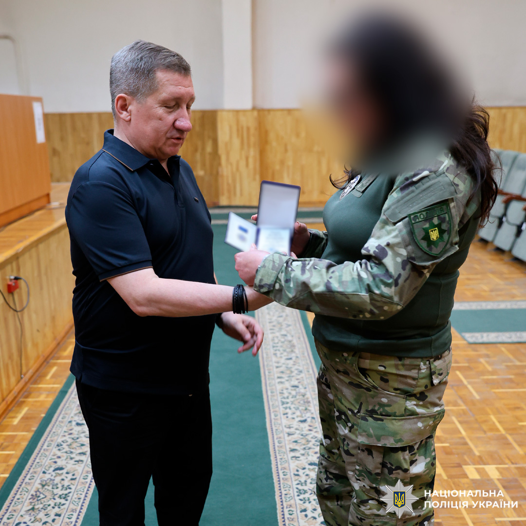 Поліцейські стрілецького батальйону Харківщини отримали відзнаки від профспілки Національної поліції України