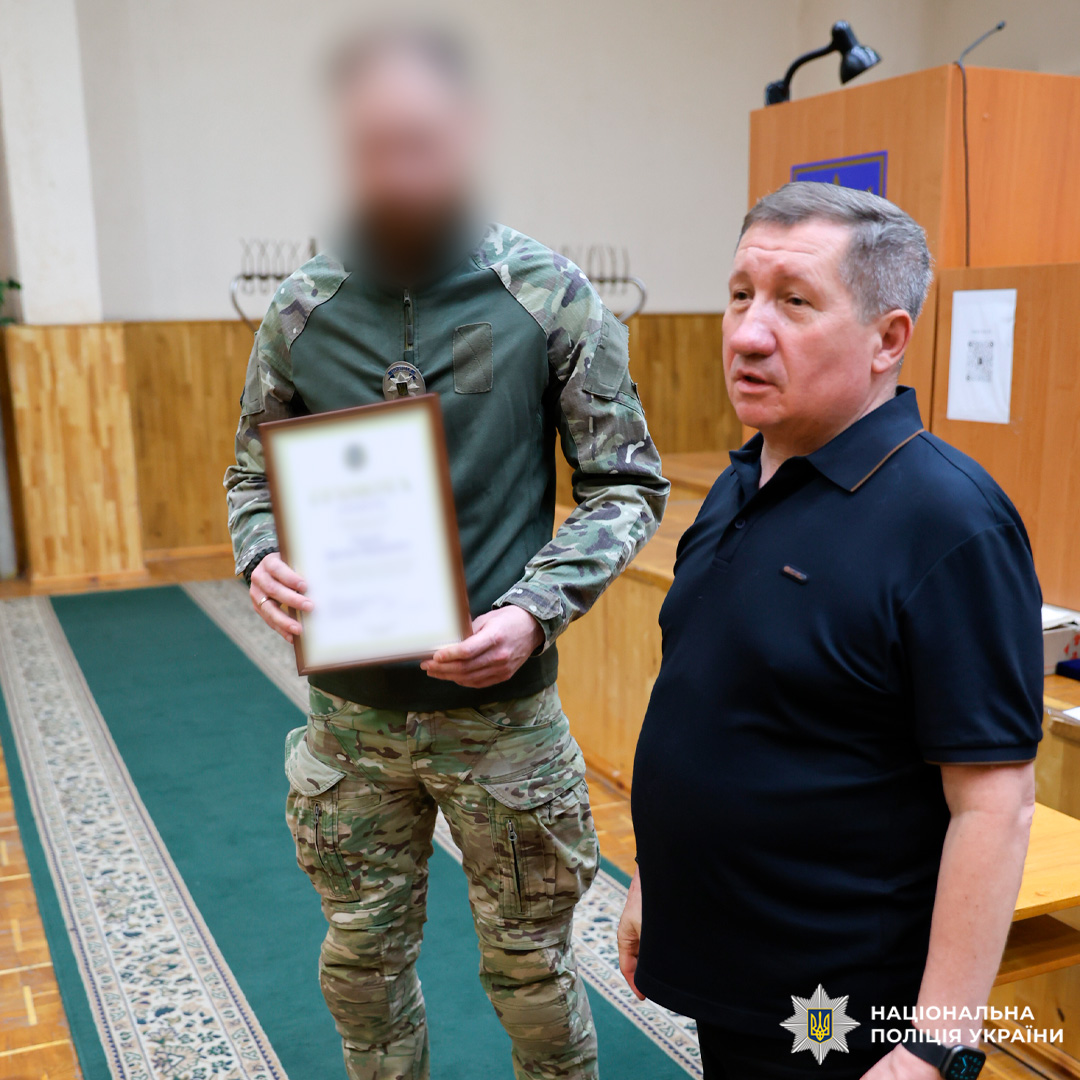Поліцейські стрілецького батальйону Харківщини отримали відзнаки від профспілки Національної поліції України