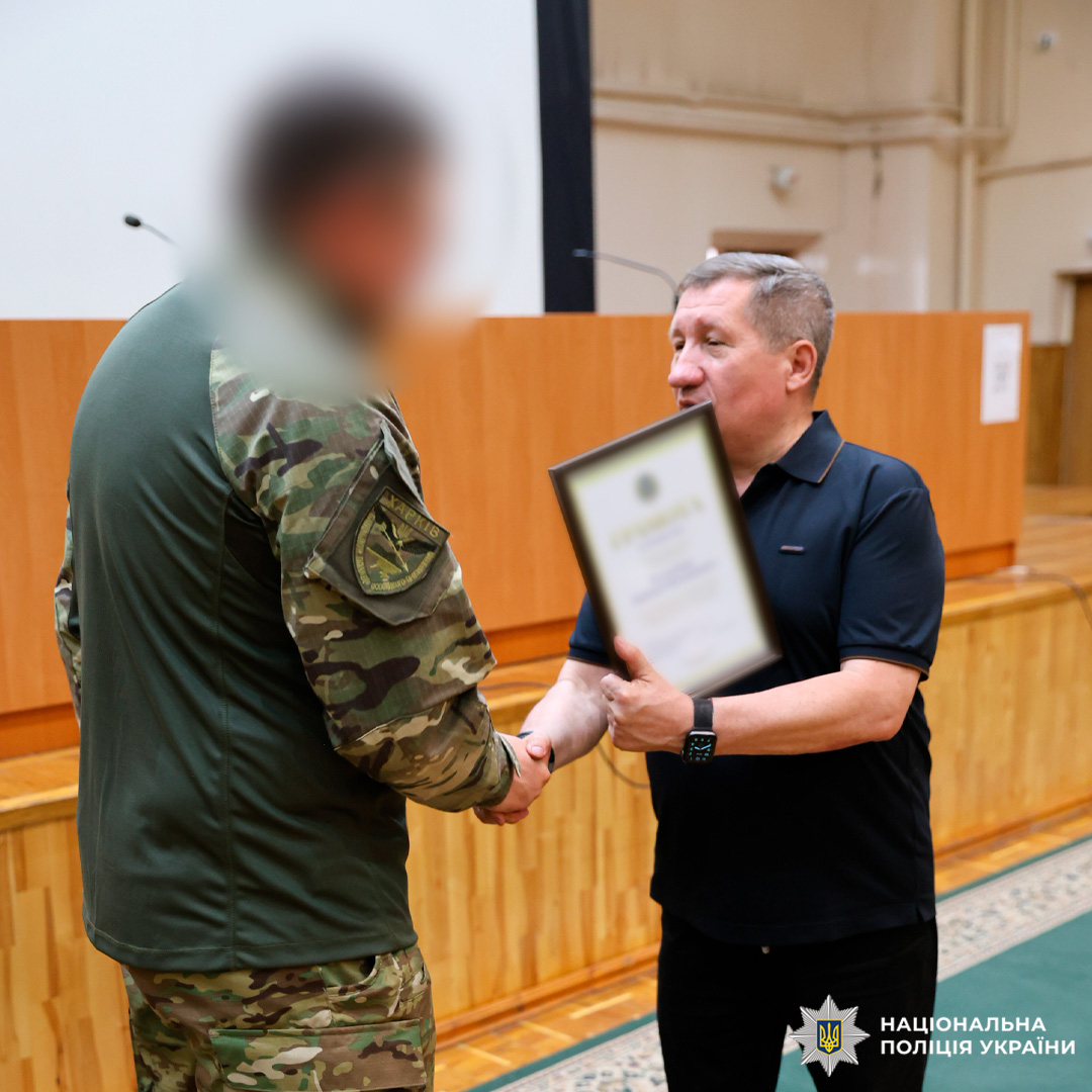 Поліцейські стрілецького батальйону Харківщини отримали відзнаки від профспілки Національної поліції України