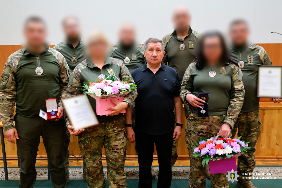 Поліцейські стрілецького батальйону Харківщини отримали відзнаки від профспілки Національної поліції України