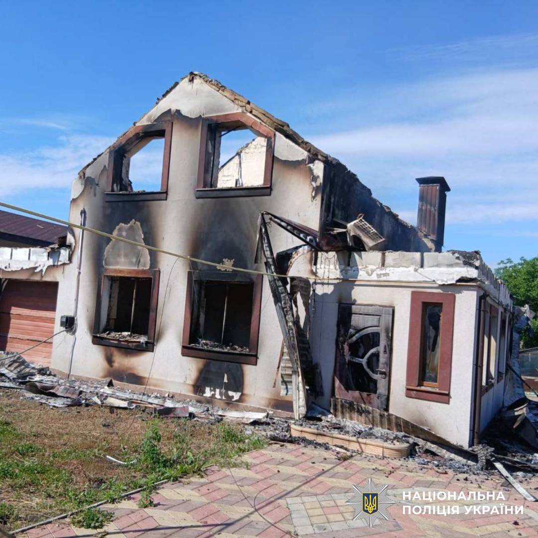 На фото зображено наслідки ворожого обстрілу