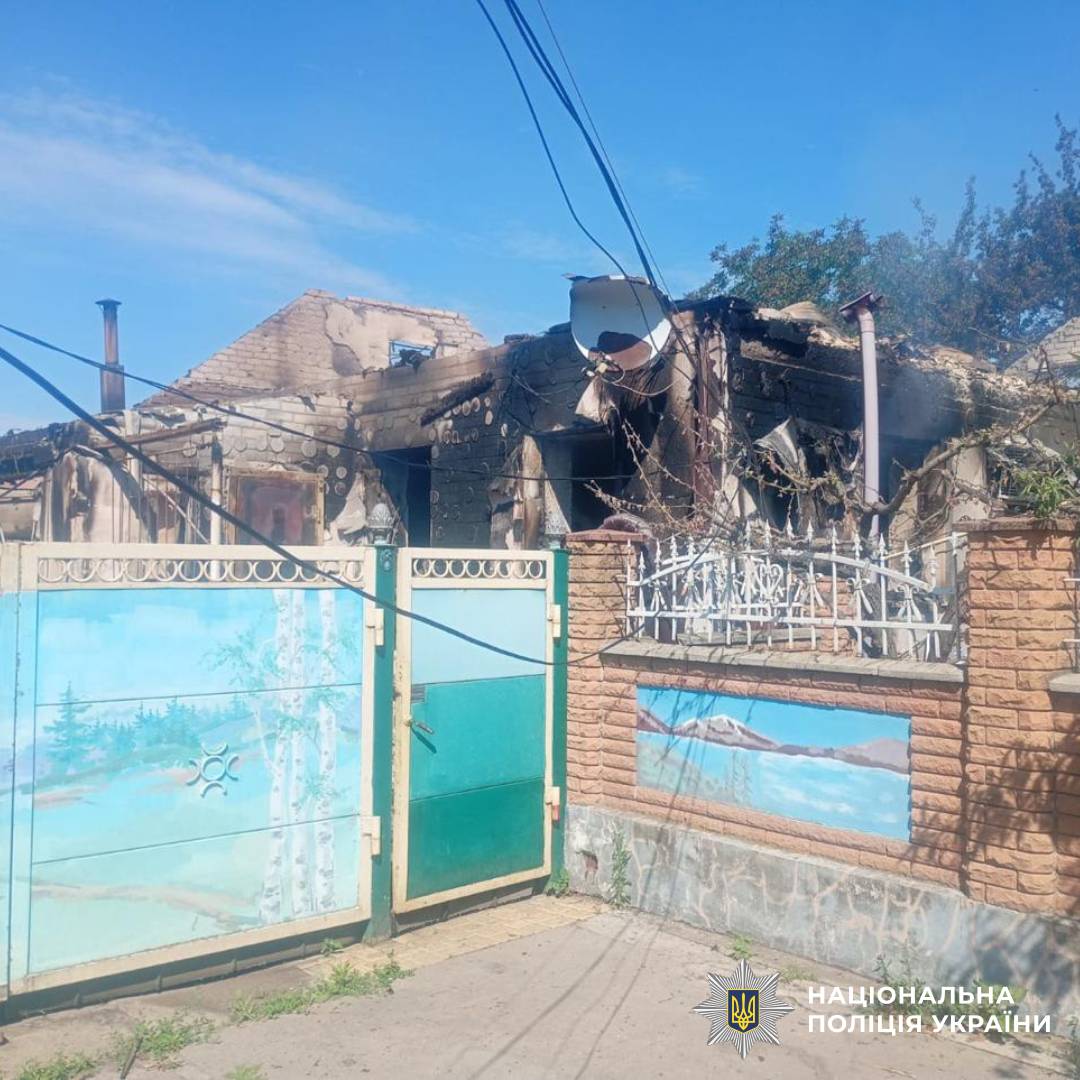 На фото зображено наслідки ворожого обстрілу