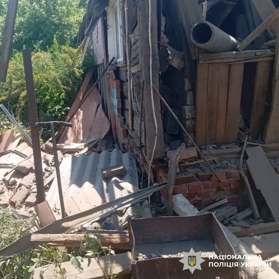 На фото зображено наслідки ворожого обстрілу