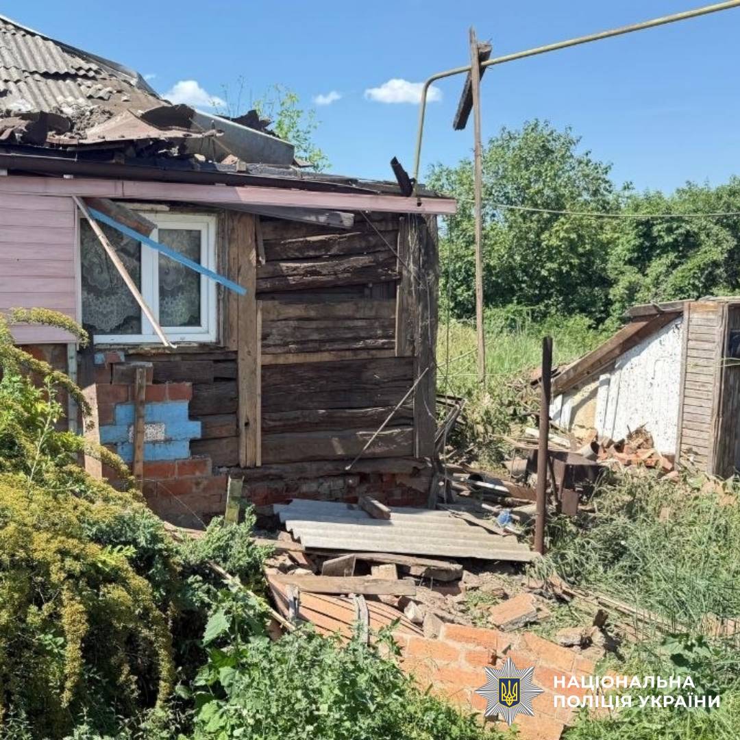 На фото зображено наслідки ворожого обстрілу