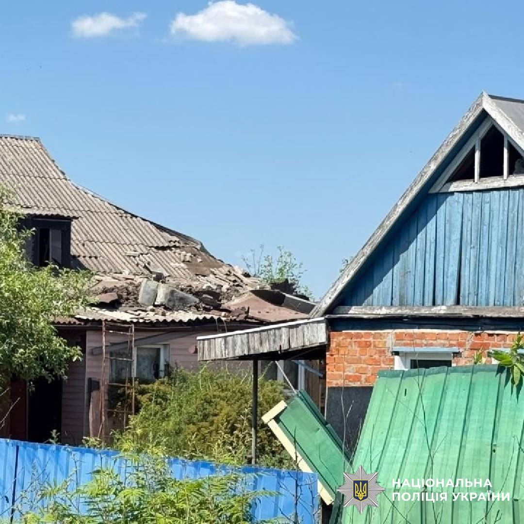 На фото зображено наслідки ворожого обстрілу