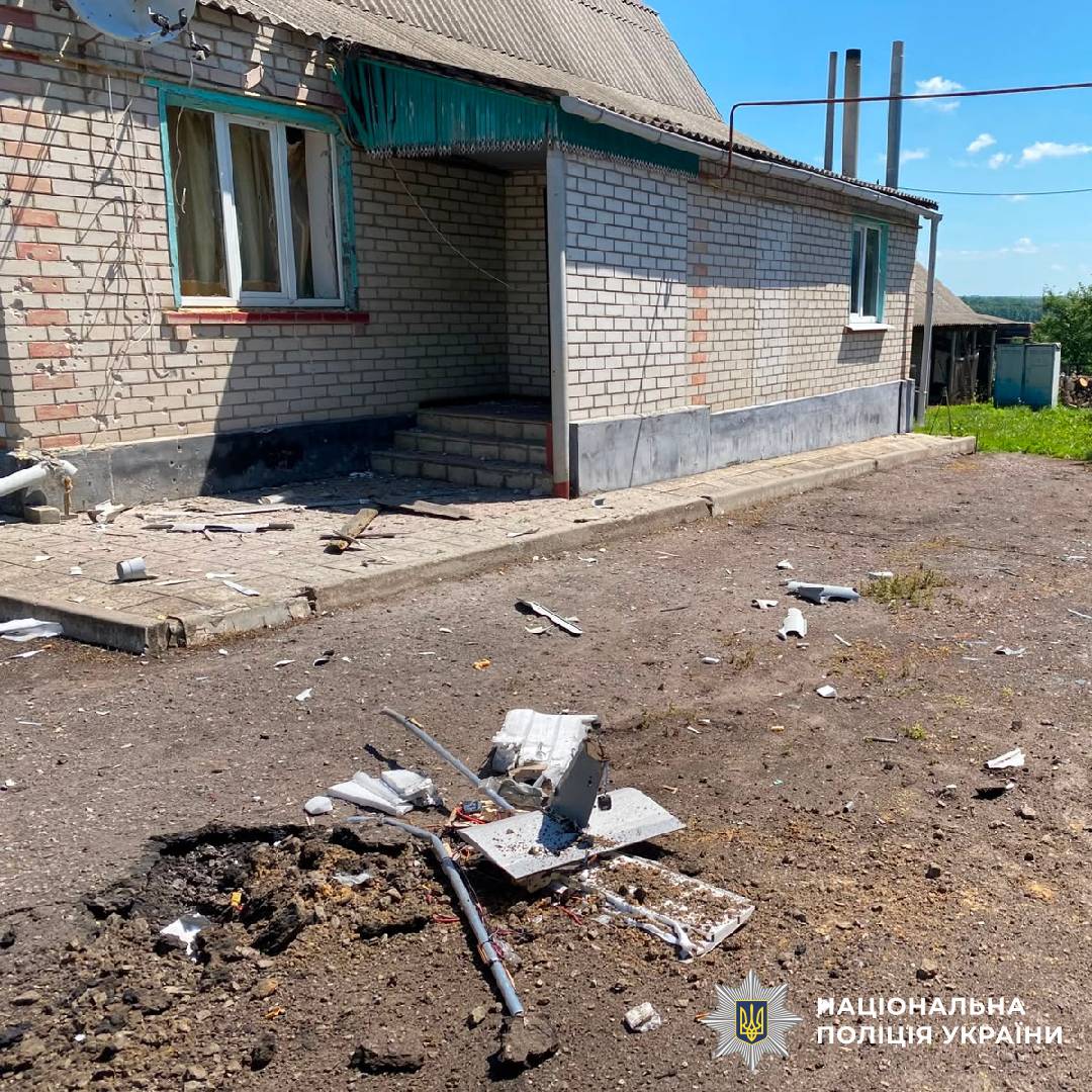 На фото зображено наслідки ворожого обстрілу