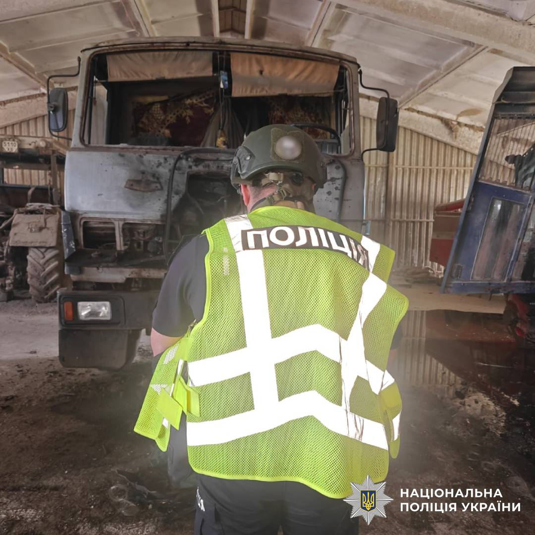На фото зображено наслідки ворожого обстрілу