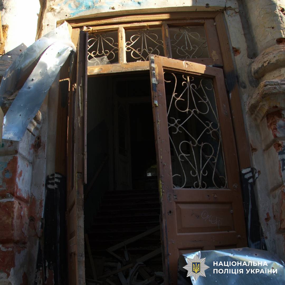 На фото зображені наслідки ворожого обстрілу