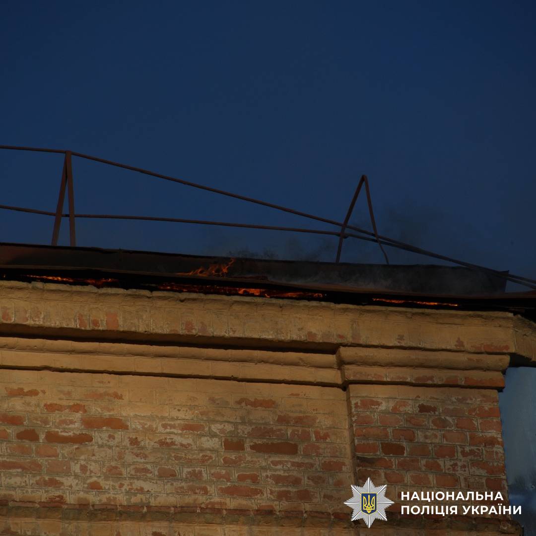 На фото зображені наслідки ворожого обстрілу