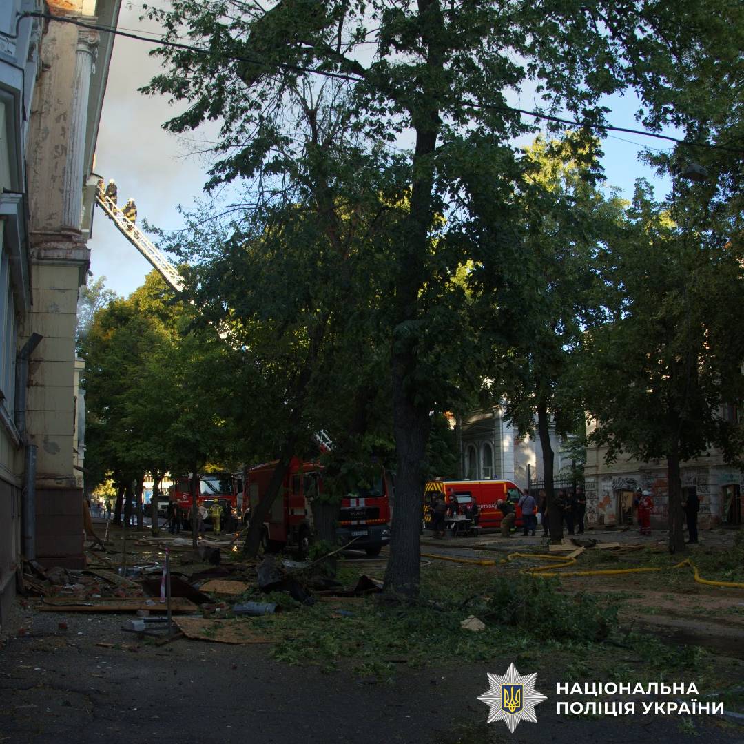 На фото зображені наслідки ворожого обстрілу
