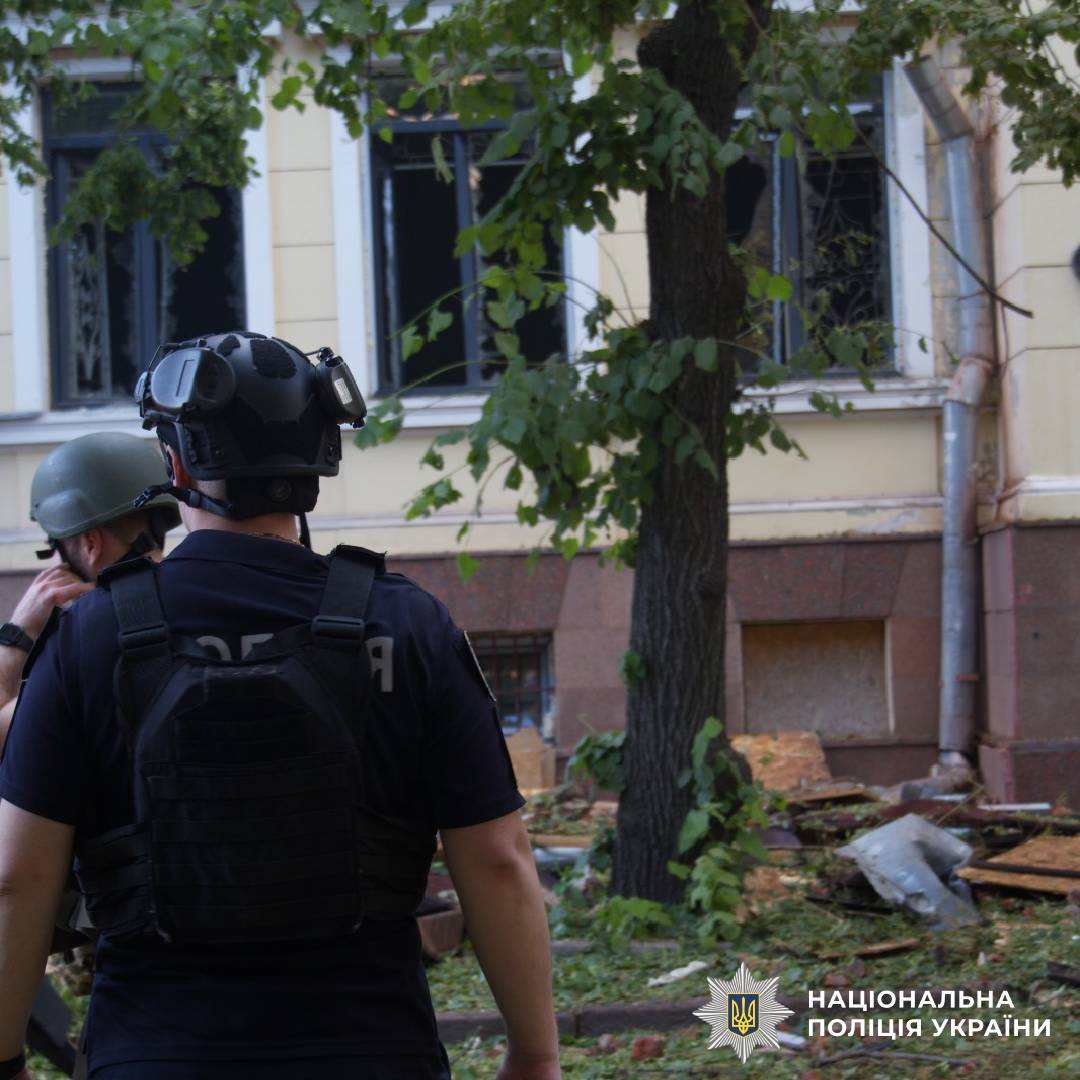 На фото зображені наслідки ворожого обстрілу