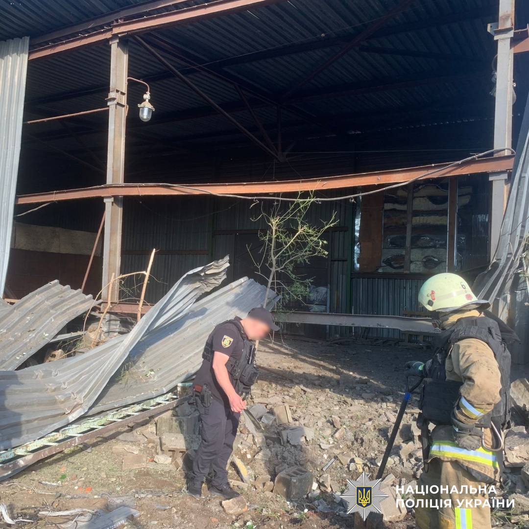 На фото зображені наслідки ворожого обстрілу
